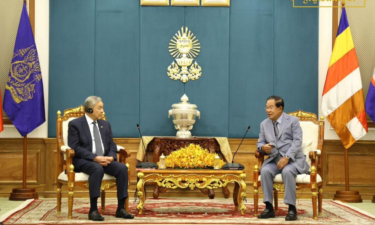 សម្តេចតេជោ ហ៊ុន សែន ពន្យល់ប្រាប់រដ្ឋមន្ត្រីក្រសួងអភិវឌ្ឍន៍តំបន់ និងជនបទម៉ាឡេស៊ីពីស្ថានភាពទូទៅនៃបញ្ហាព្រំដែន ដែលជាកង្វល់និងជាបញ្ហាមួយផុយស្រួយក្នុងការប៉ះទង្គិចគ្នាឡើងវិញ