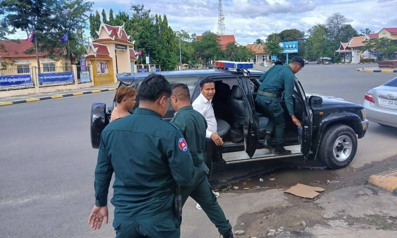 សមត្ថកិច្ច​នគរបាល​ខេត្ត​ស្វាយរៀង​ បាន​នាំខ្លួនលោក ផាត់​ ហ៊ន​ និង​លោក​ ខាត់​ សារ័ត្ន​ អ្នក​សារ​ព័ត៌មាន​ ប្រចាំខេត្ត​ស្វាយរៀង យកទៅ​សាកសួរ​នៅ​ការិយាល័យ​ព្រហ្មទណ្ឌ​កម្រិតស្រាល